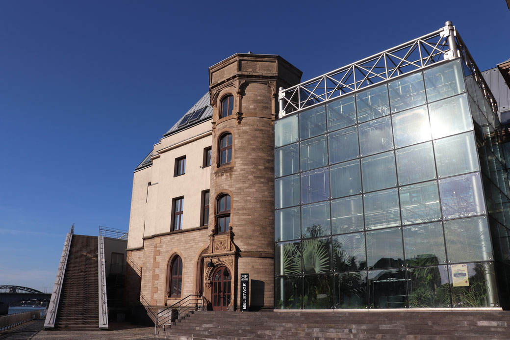 Spannender Architektur-Mix: Aufgang zur Beletage des Schokoladenmuseums in Köln