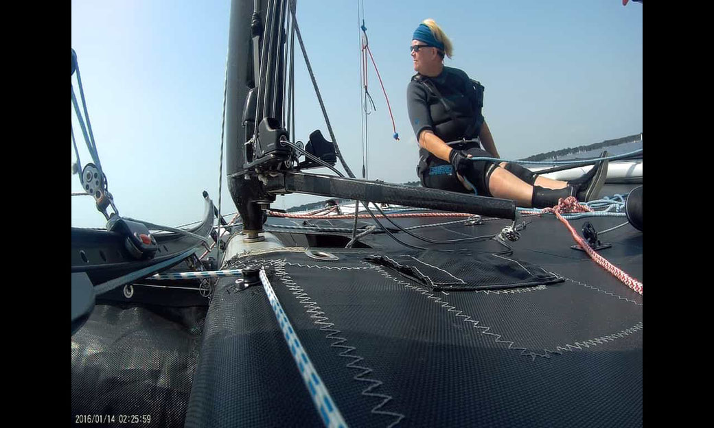 Sommer 2022 mit Blick auf das Trampolindeck. Petra segelt über das Steinhuder Meer.