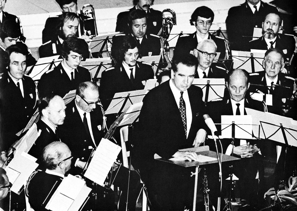 26. Mai 1972: 100-Jahr-Feier der Stadtmusik Winterthur im grossen Stadthaussaal; Festredner war der damalige Stadtpräsident Urs Widmer. Mich selbst sieht man noch knapp am oberen Bildrand in der Mitte.