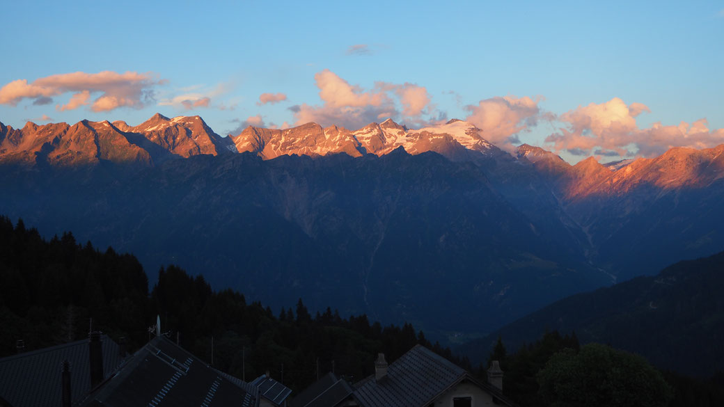 Adula Gruppe mit dem Rheinwaldhorn rechts von der Bildmitte