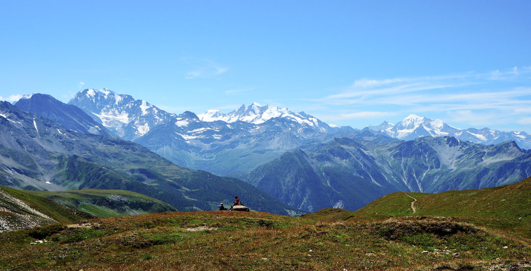 Blick gegen Westen, links Fletschhorn in der Mitte die Mischabelgruppe, rechts das Weisshorn