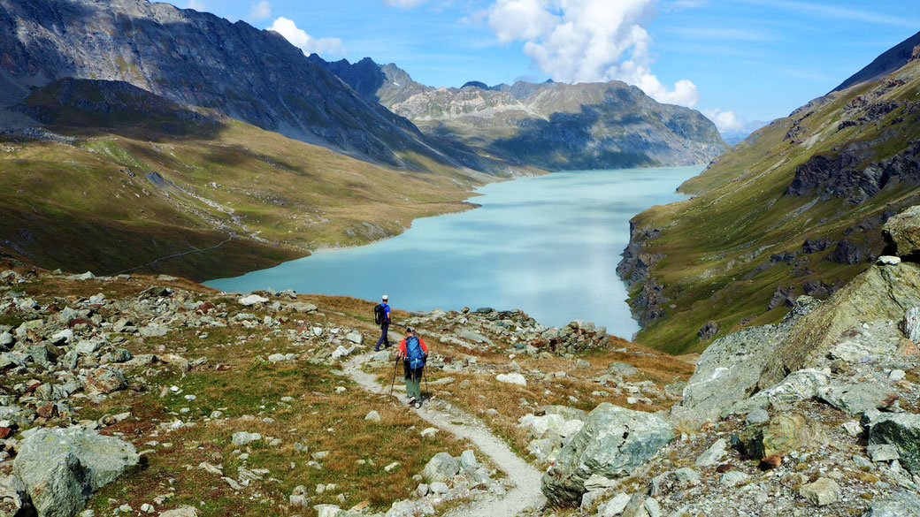 Lac des Dix. In der Mitte links von den Wolken der Col des Roux