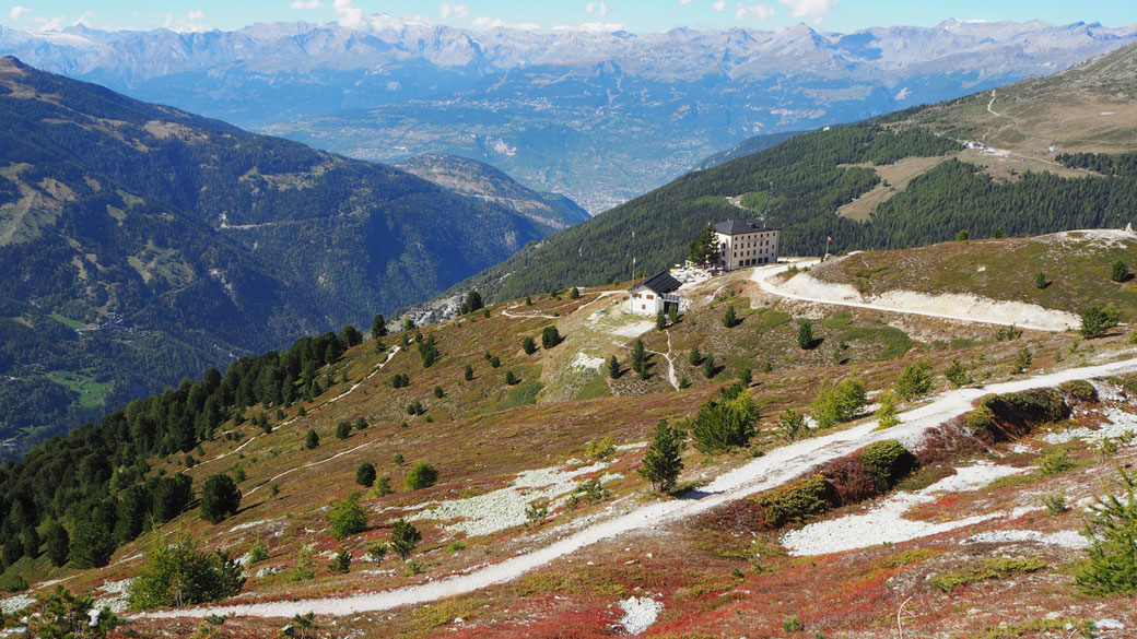 Hotel Weisshorn, hinten das Rhonetal mit Siders.