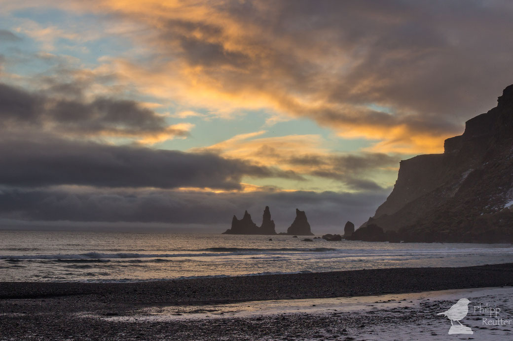Sonnenuntergang am schwarzen Strand von Vik, Island