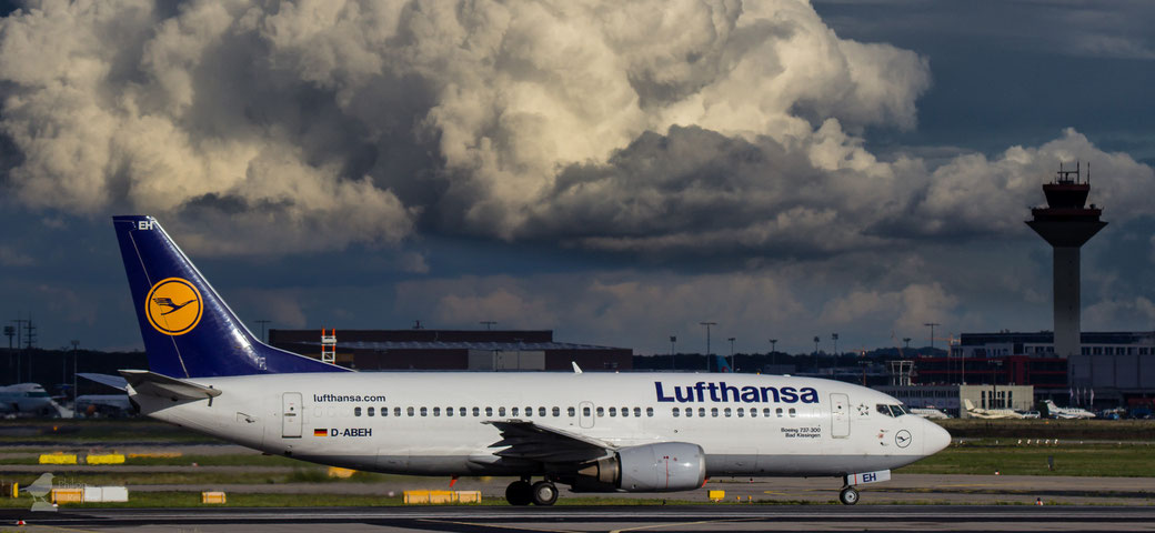 Boeing 737-300 "Bad Kissing" mit Cumulus im Hintergrund