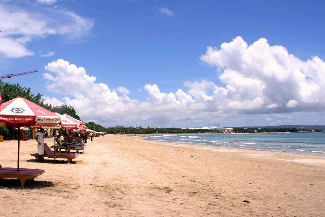 Chaises longues et parasols sur la plage de Kuta
