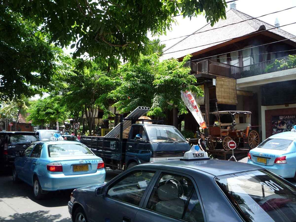 Belebte Straße in Kuta mit Blue Bird Taxis