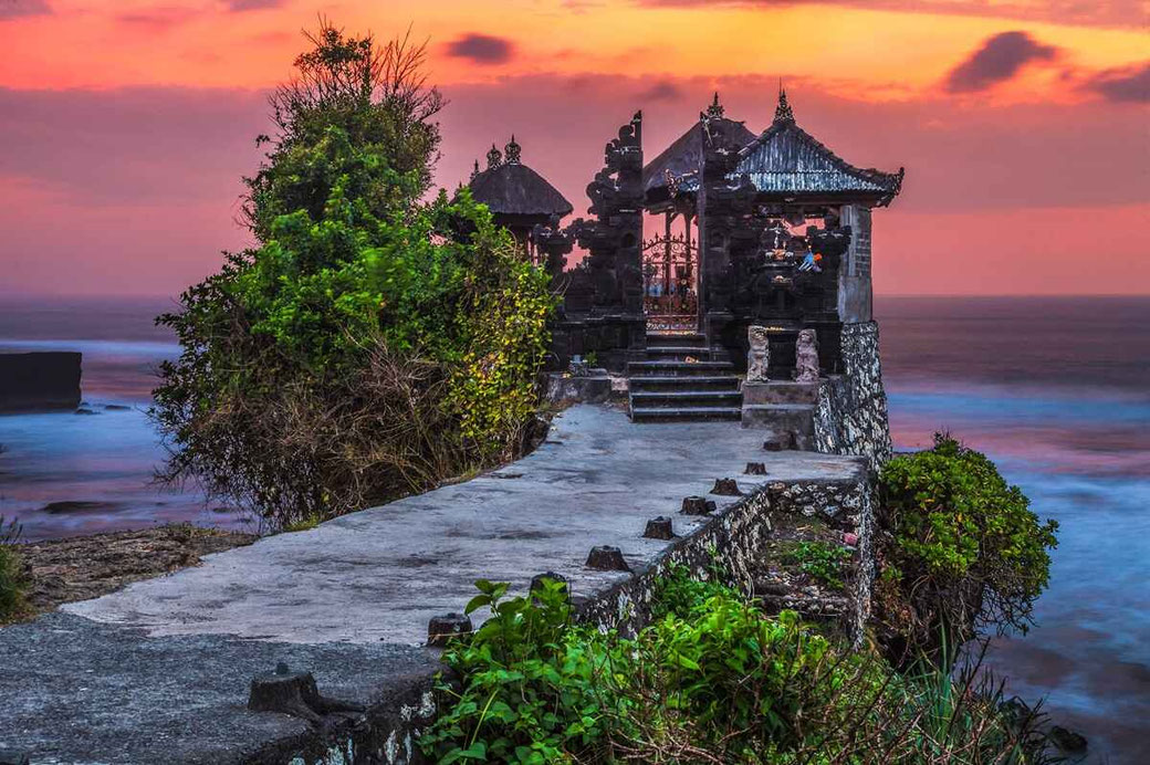 Atardecer sobre el pequeño templo junto a Tanah Lot, al que se llega por un estrecho sendero.