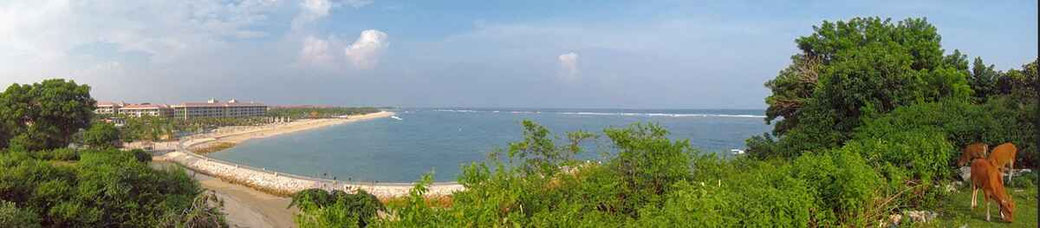 Panoramisch uitzicht op Geger Beach en het Mulia resort.