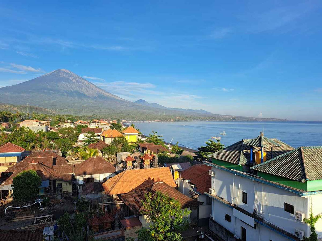 Vue matinale sur Amed avec le mont Agung en arrière-plan.