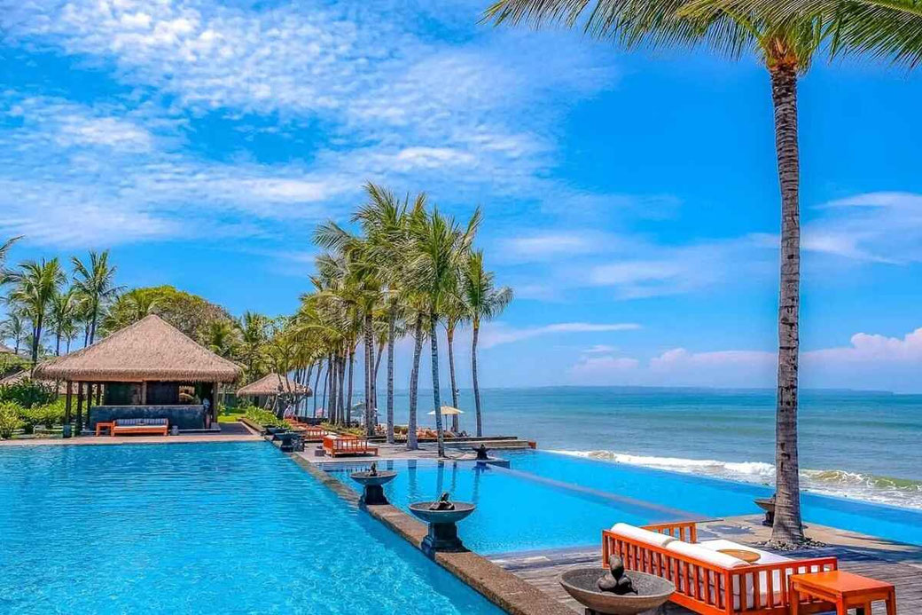 Groot zwembad aan het strand met prachtig uitzicht op zee in Seminyak.