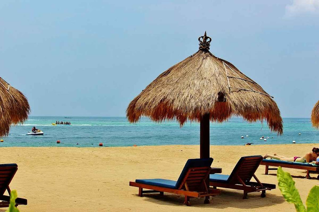 Gouden strand en turquoise zee aan de kust van Nusa Dua.