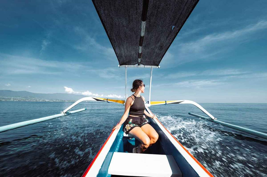 Matin paisible sur une pirogue traditionnelle à Lovina.