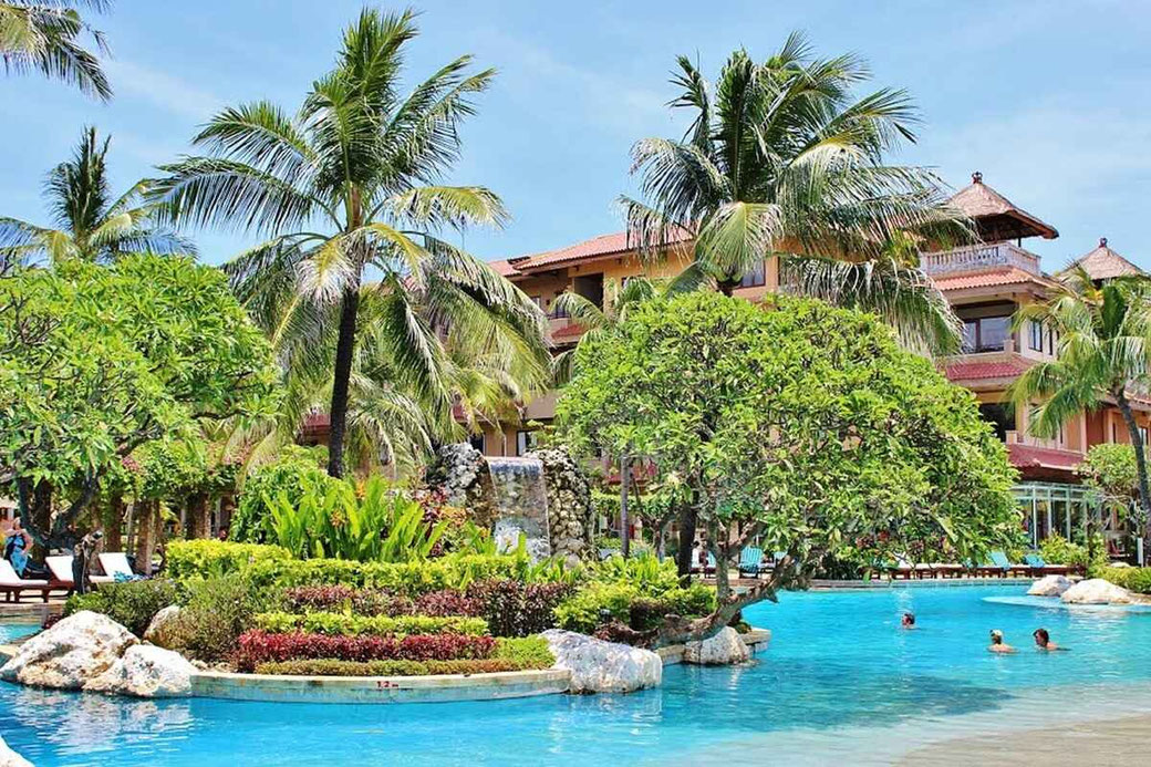 Resort de lujo en Nusa Dua con una impresionante piscina.