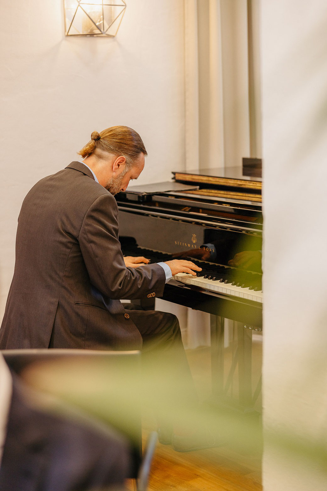 klavierspieler am flügel im standesamt heusenstamm während der trauung
