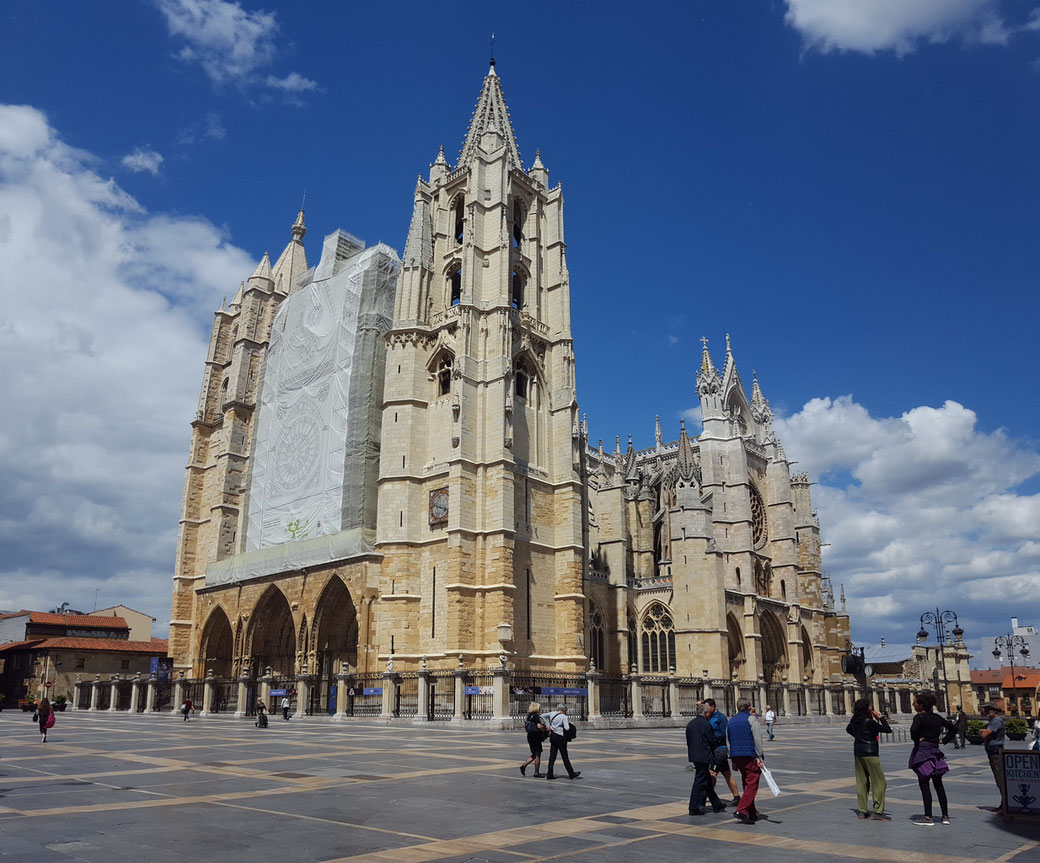 Nach der Landung sind wir mit dem Auto 350 km nach Leon gefahren. Kleiner Stadtrundgang und Besichtigung der Cathedrale, wobei wir 5 € Eintritt bezahlt haben.