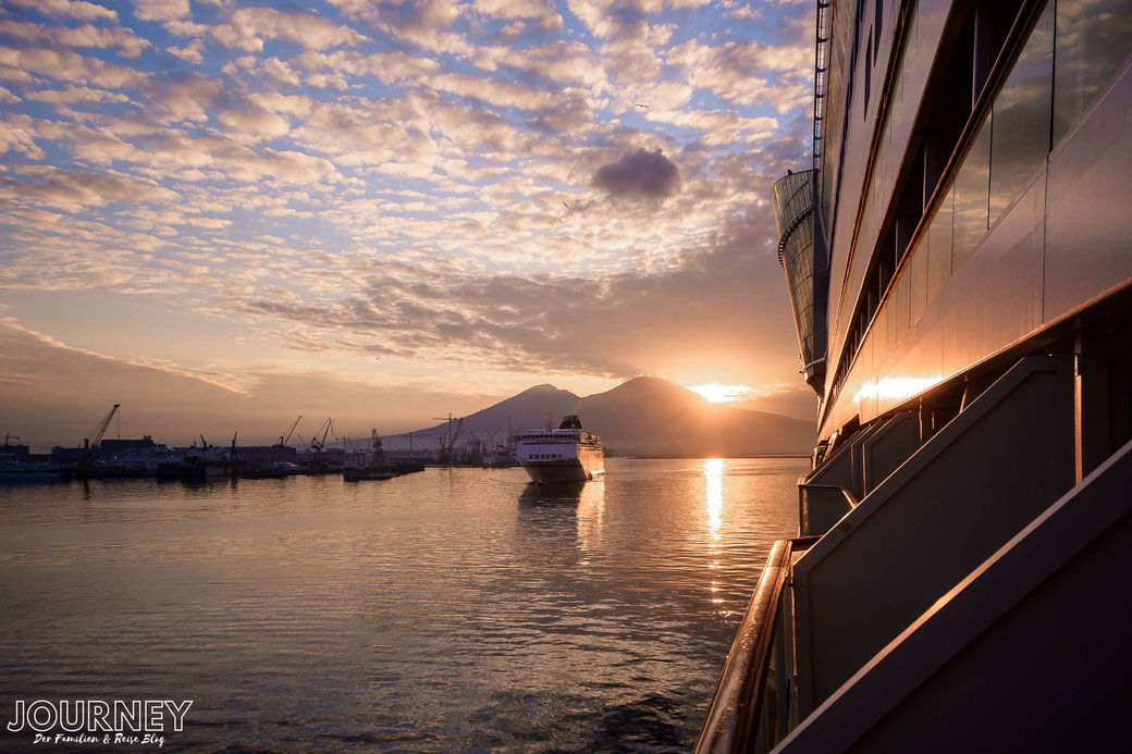 Der Sonnenuntergang vor der Küste Siziliens, fotografiert von der Backbordseite der AIDAblu
