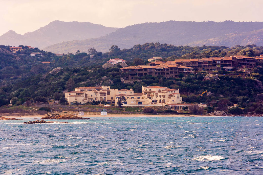 Strandabschnitt mit Häusern vor der Stadt Olbia, auf Sardinien.