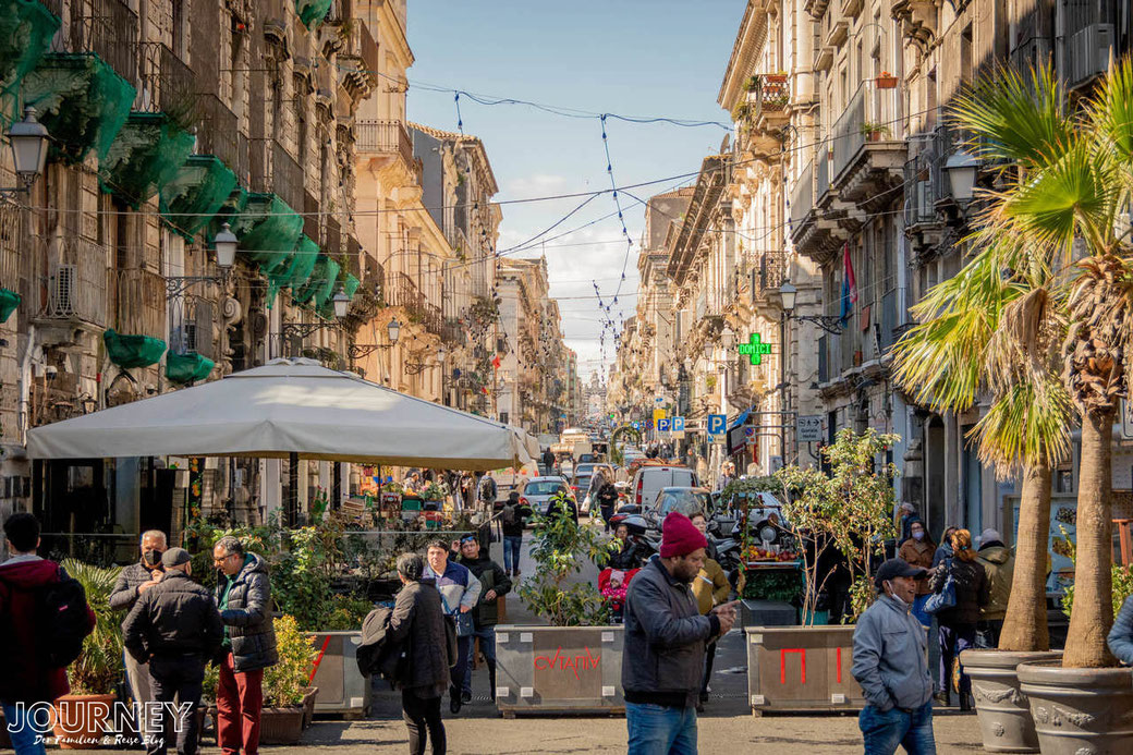 Straßenszene einer belebten Straße in Catania.