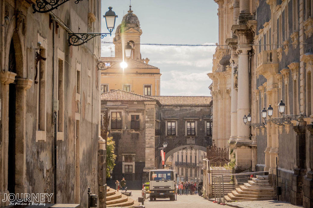 Blick durch eine Gasse in Catania, auf Sizilien.