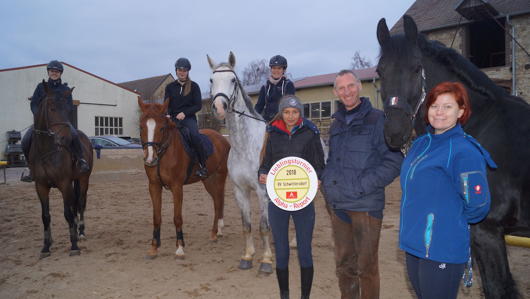 Der Alpha-Report übergibt die Lieblings-Turnier-Trophäe an den RV Schwittersdorf. Rechts Vereinschefin Sabine Koppeel, daneben Harald Schick. Links Charlise Fleischlig. Foto: Alpha-Report