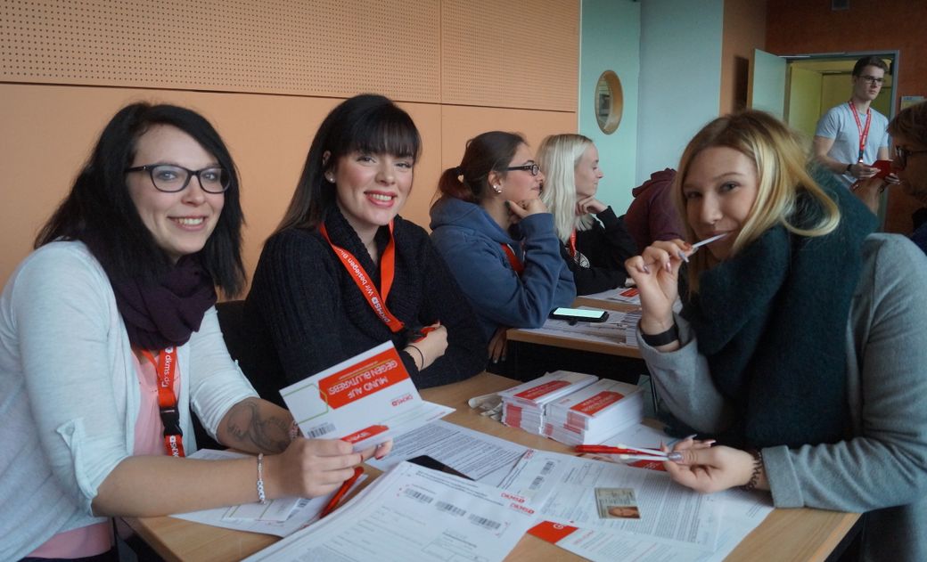 Chantal Littmann macht den Abstrich mit einem Wattestäbchen bei der DKMS-Typisierung in Burg. Ulrike Eckstein (links) und Michelle Tippe füllen einen Fragebogen aus. Im Hintergrund steht Volunteer Jannick Glöckner. Foto: Alpha-Report 