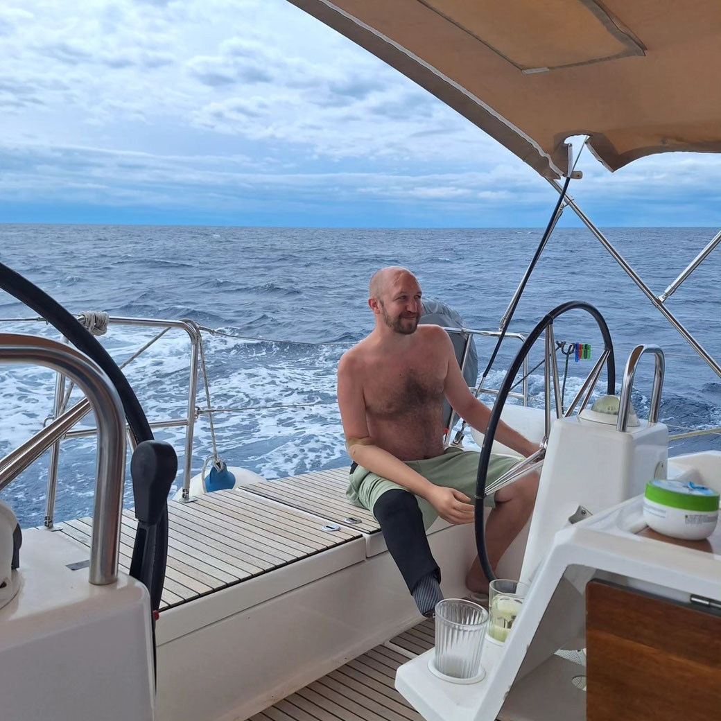 Trotz Amputation aktiv: Patrick Berger beim Segeln (Bild mit freundlicher Genehmigung von Patrick Berger).