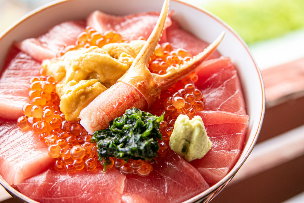 まぐろ海鮮丼桜えびかき揚げ│個室完備 - 焼津市磯料理みなと家