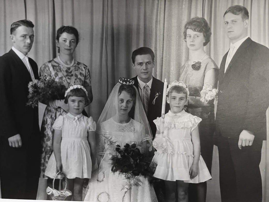 Hochzeit Otto und Margret Schulte-Hüttemeister, geb. Sapp mit Trauzeugen und "Engelchen" Elisabeth Fischer und Renate Sapp