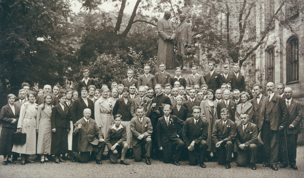 1932: Mitglieder des Esloher Gesellenvereins am Grabe Adolph Kolpings in Köln