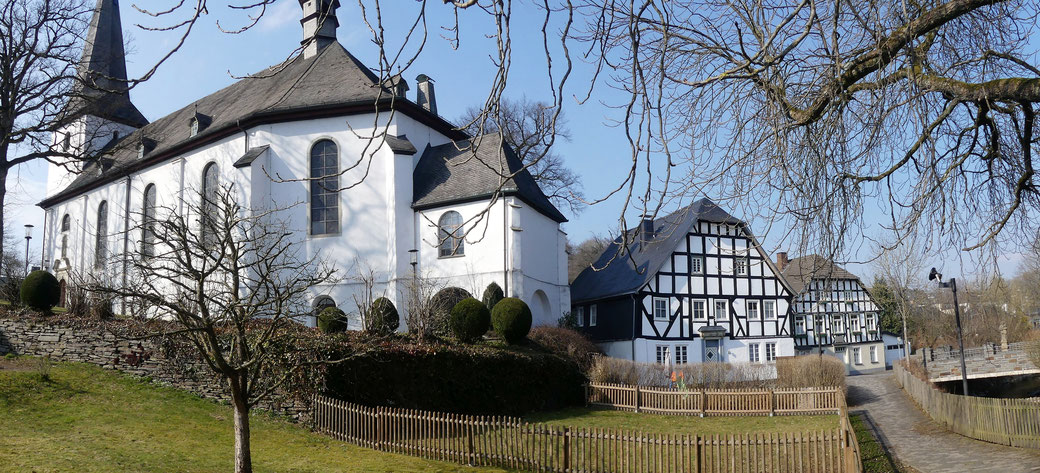 Die Pfarrkirche, das Esleven'sche Haus und rechts das "Pape-Haus" bilden ein historisch gewachsenes und harmonisches abgestimmtes Bau- Ensemble im Ortsmittelpunkt. wfoto2022