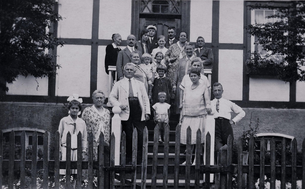 Die Frau des Hauses, Maria Pletzinger - hinten links - mit einer Schar Feriengäste vor der Eingangstür ihres Wohnhauses. Vor der Tür: links Josef Blöink, rechts sein Stiefvater Joseph Pletzinger
