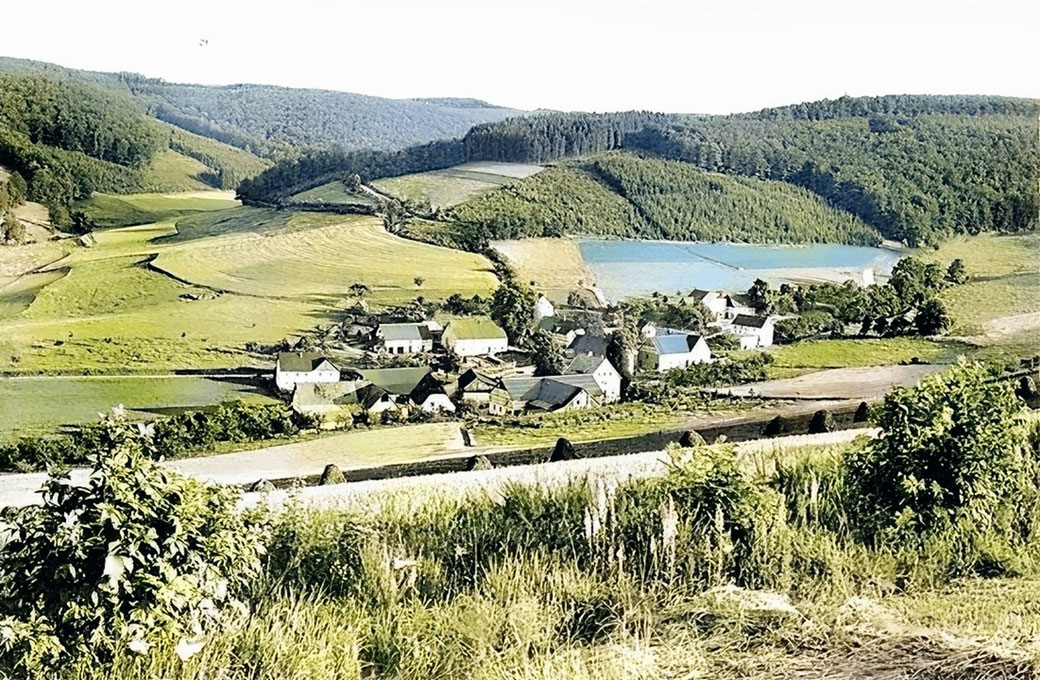 Am Rand des Hochsauerlandes idyllisch gelegen: Das Dorf Dormecke (SW-Foto coloriert mit KI Unterstützung)
