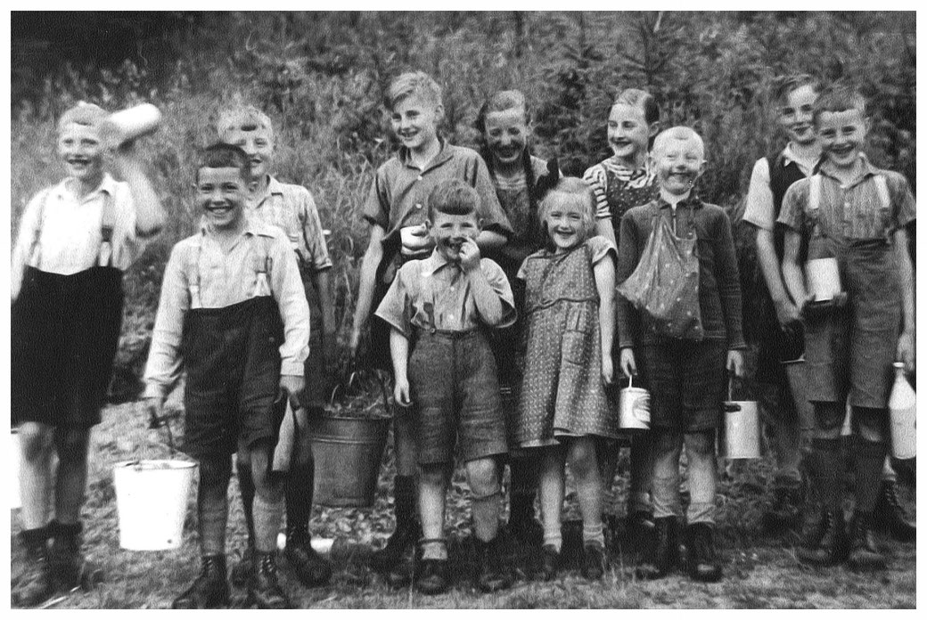 Sie kommen vom Beerensuchen aus dem Henneberg