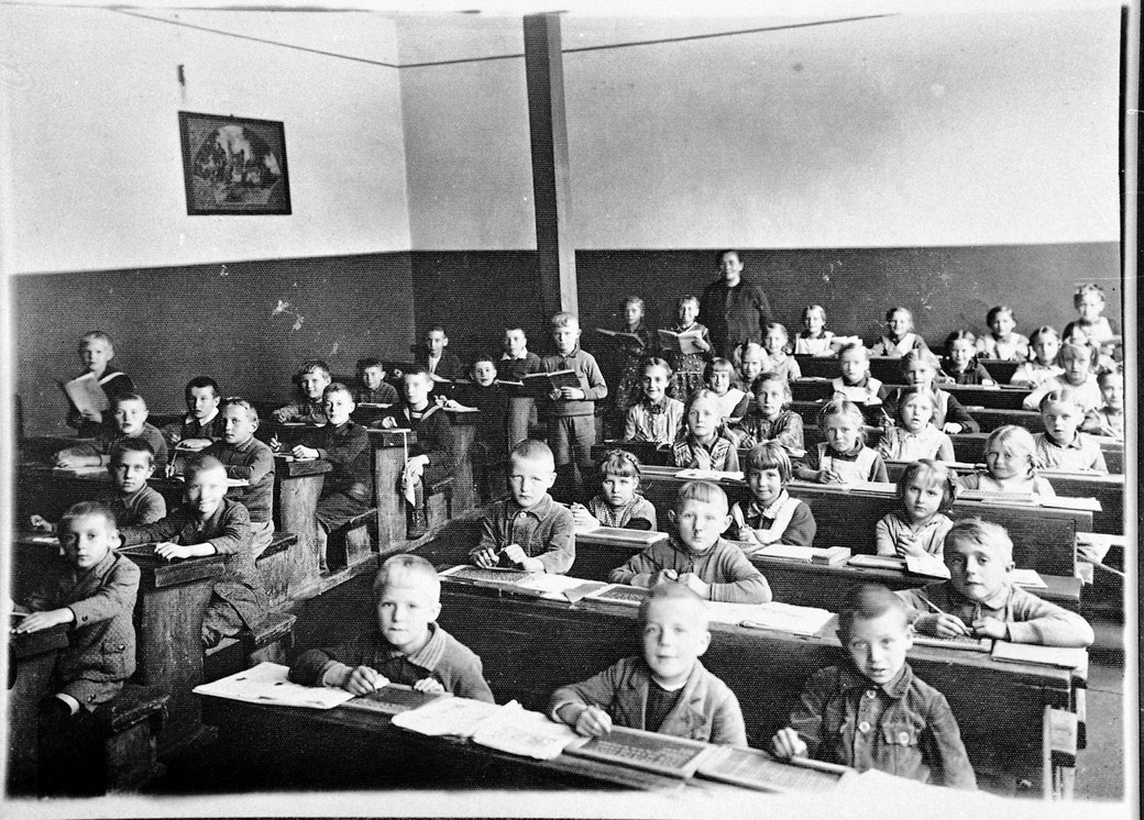 Eine Schulklasse in früherer Zeit. 1960 fand ich in meiner Schule schon bessere Lernverhältnisse vor.  (C) DampfLandLeute-Museum Eslohe