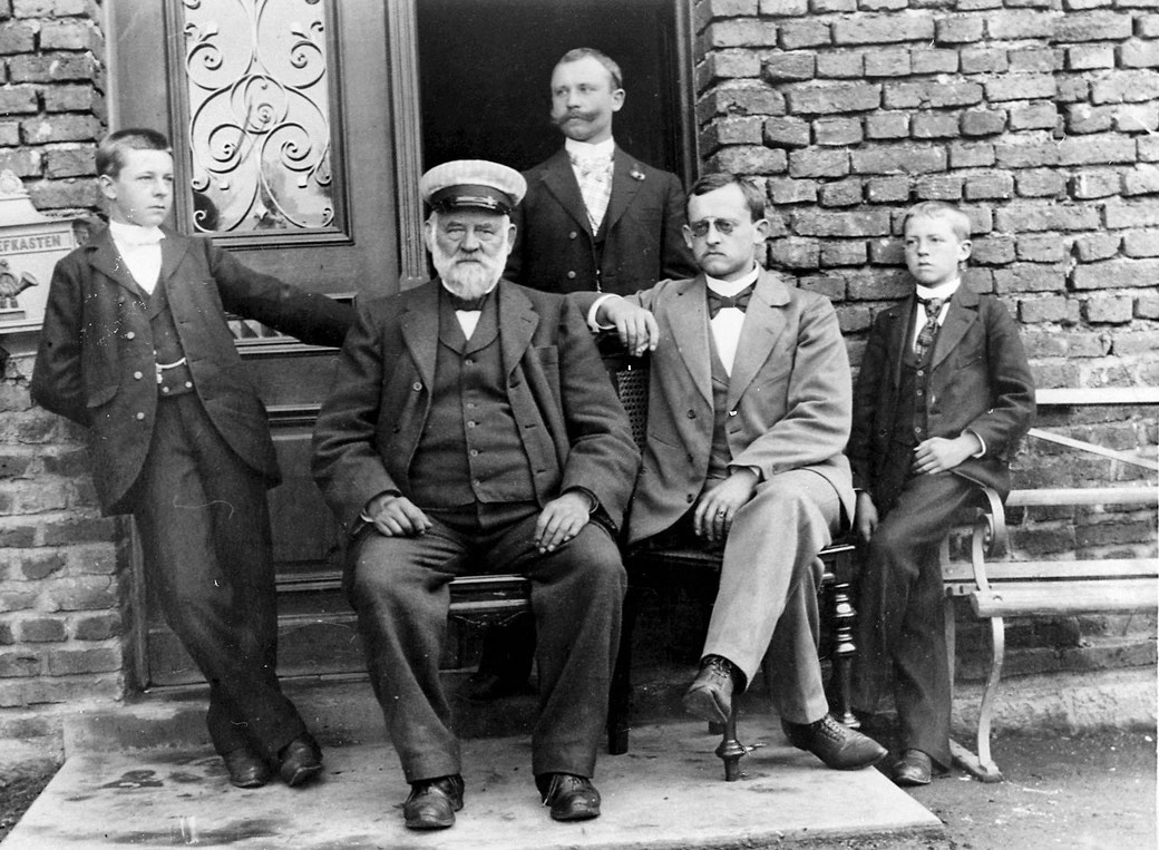 Der Patriarch mit seinen Söhnen (vlnr:)  August, Johannes, Clemens jr. und Otto vor dem Eingang ihres Gasthauses 
