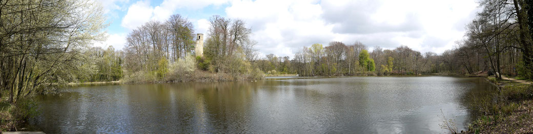 Auf einer kleinen Insel im Bagnosee ragt der Turm einer Ruine empor. Ein schöner Blickpunkt an diesem besonderen Ruheort. 
