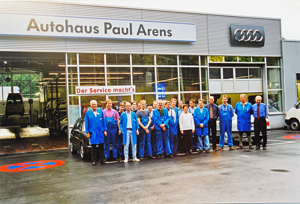 Autohaus Paul Arens 1999: Links der Kfz Meister Hermann Hegener aus Meschede, seit 1961 bis zum "Ruhestand" in der Firma tätig, vierter v.r.: Christoph Arens, rechts: Paul Arens, Inhaber