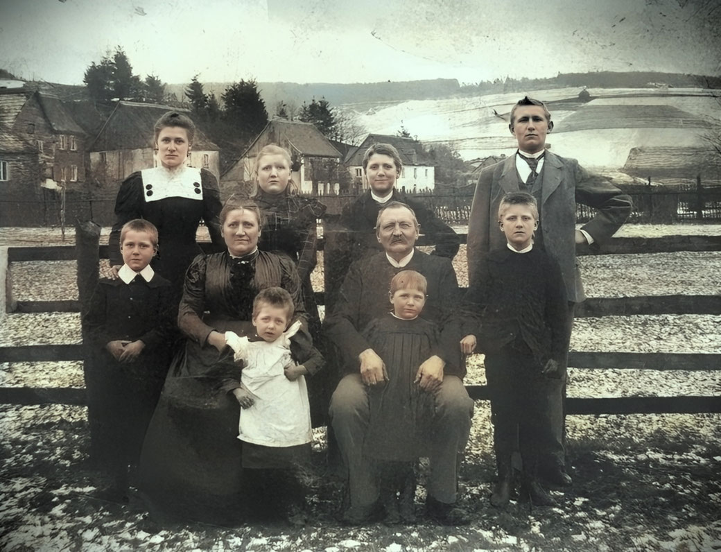Foto um 1900: Familie Posthalter Joseph Schulte mit Ehefrau Anna Maria und den Kindern. Die jüngste Tochter war noch nicht geboren.