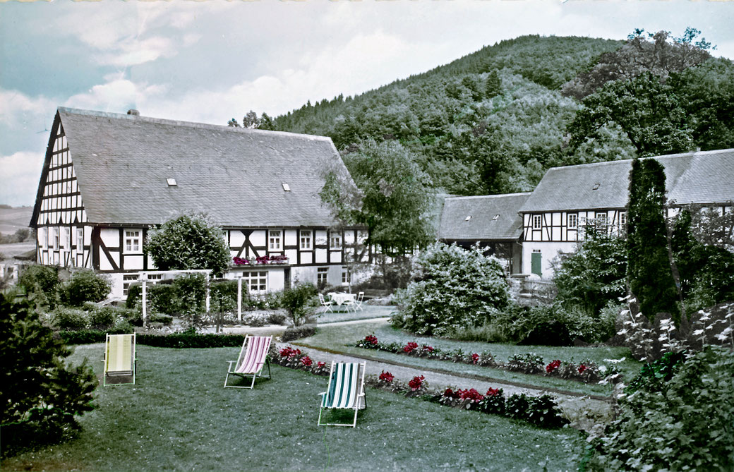 Der Ferienhof Klöpper in Frielinghausen zu seinen besten Zeiten. Ein Wohlfühloase für die Gäste. (Foto um 1950 sw- coloriert durch wfoto)