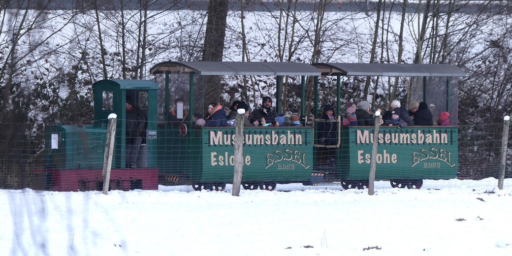 Die voll besetzte Museumsbahn auf ihrer Runde im schneebedeckten Salweytal