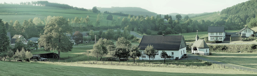 Das Foto zeigt den Ort Bremscheid, wie wir ihn heute kennen: Eine Streusiedlung zwischen Eslohe, Isingheim und Hengsbeck. Mittelpunkt ist die ehemalige Gutskapelle.