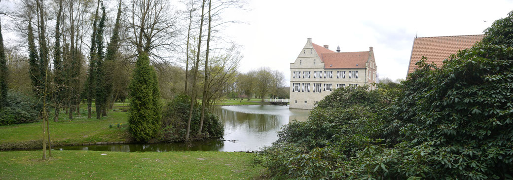 Die Burg Hülshoff, Geburtsort der bekannten Dichterin Annette von Droste zu Hülshoff. Das Wasserschloss ist von einer herrlichen Parklandschaft umschlossen. 