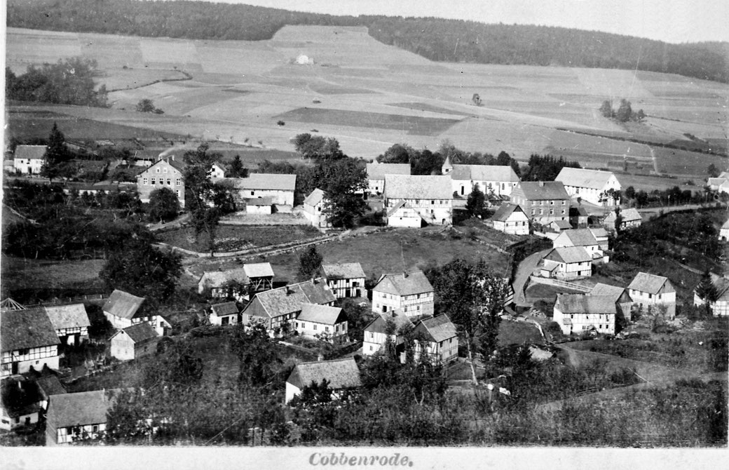 Cobbenrode: Ortsansicht um 1890 (Obere Häuserreihe vlnr: Haus Vogelheim, die alte Pfarrkirche St. Nikolaus, 1708 geweiht u. die ehemalige Volksschule