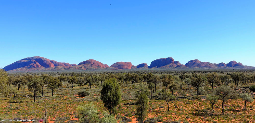 A l'approche de Kata Tjuta, Centre Rouge, Australie, photo non libre de droits