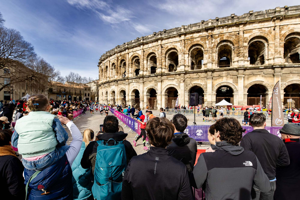 Reportage photo d’un événement sportif avec course à pied et public en Occitanie devant un monument historique