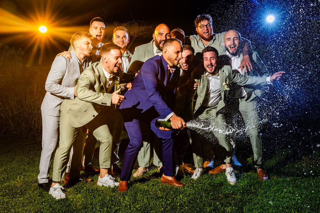 photo de groupe mariage originale avec invités dans une ambiance fun et spontanée