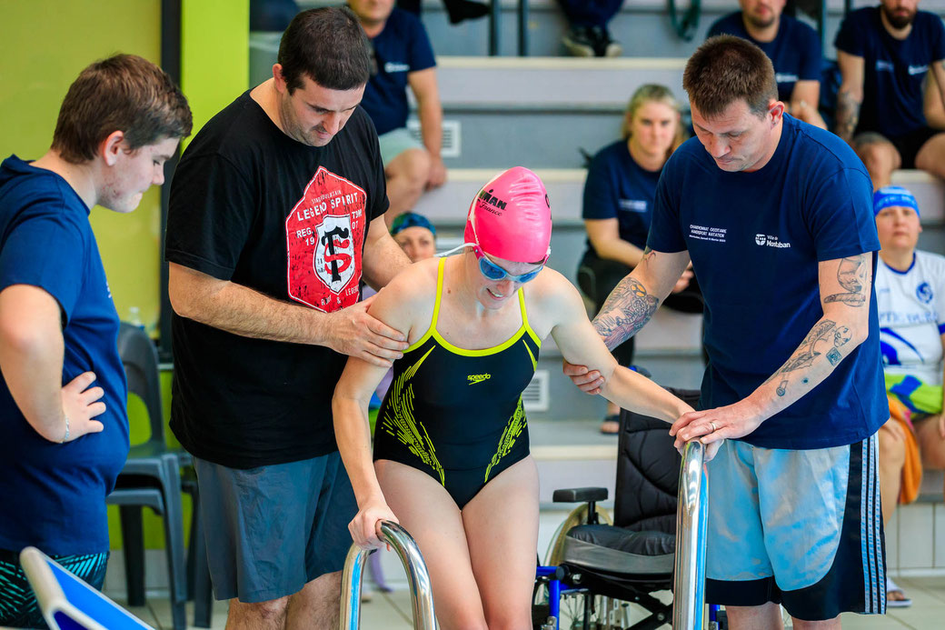 Photographe handisport à Montauban lors d’une séance de natation avec accompagnement d’une sportive avant son entrée dans l’eau