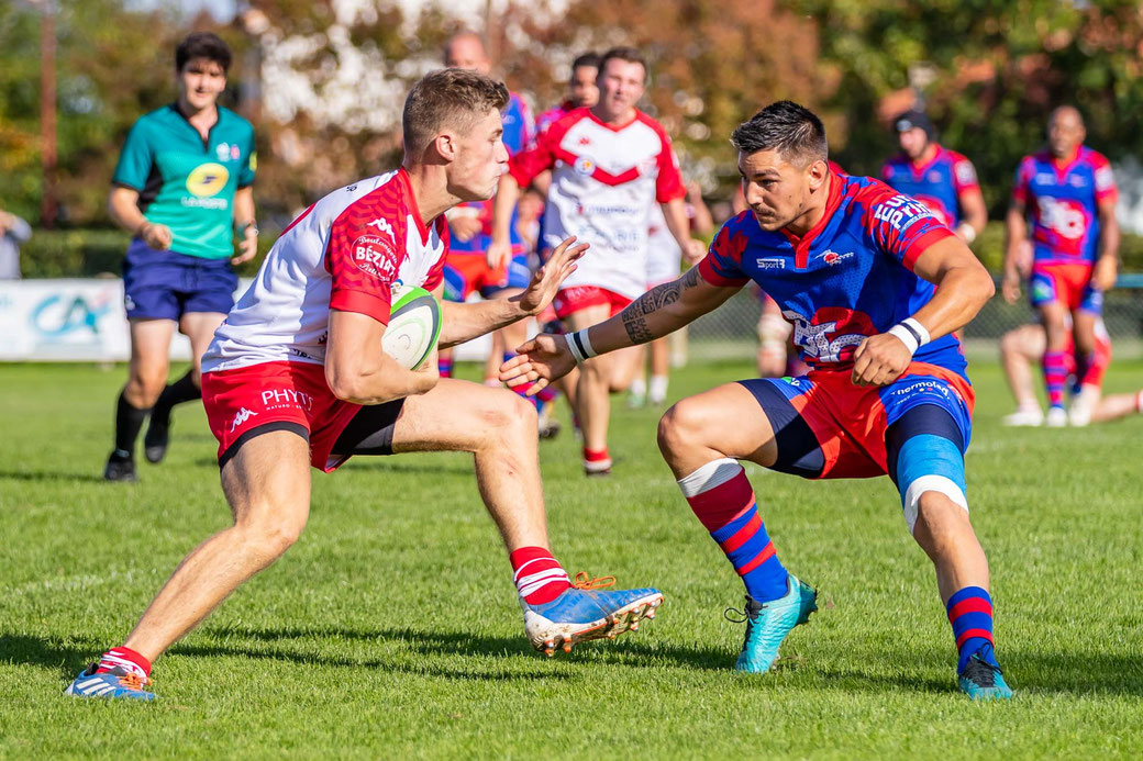 Photographe rugby à Montauban capturant un duel entre deux joueurs lors d’un match en pleine action