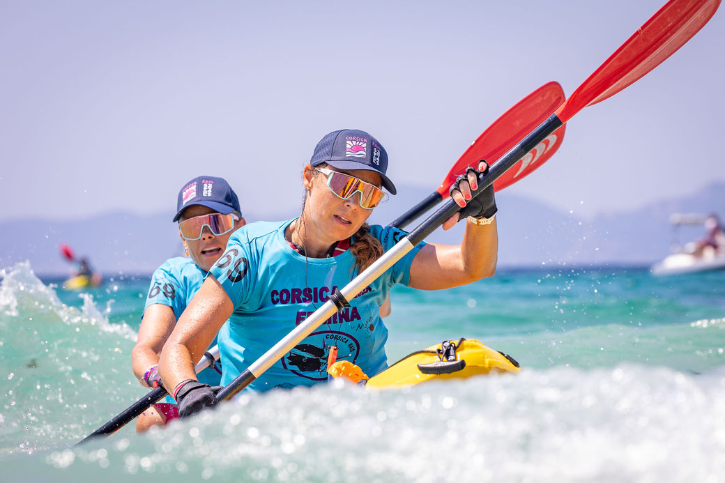 Photographe sportif en Occitanie lors d’une course de kayak en mer avec deux sportives en pleine performance